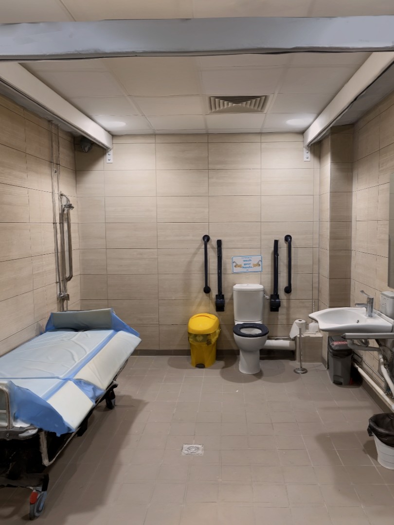 RealRooms toilet with bed